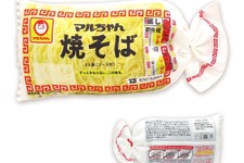 麺の如く“もちもち”な「マルちゃん焼そば」グッズが、プライズ景品に！実物の3倍尺ある「マルちゃん焼そばクッション」など