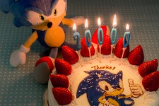 セガ、公式Facebookページが20000いいね！達成 ― ソニックが特製ケーキでお祝い 画像