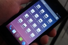 【MWC 2013】表は液晶、裏はE-ink、ロシア発のスマホ「Yota Phone」に触れた 画像