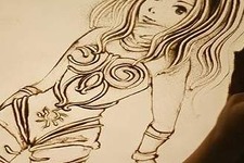 『GRAVITY DAZE』のキトゥンがサンドアートで描かれる ─ 制作過程を収録した動画も公開中 画像