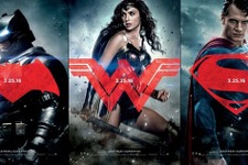 「バットマン vs スーパーマン」新ビジュアル入手、“謎の美女”が2大ヒーローの間に 画像