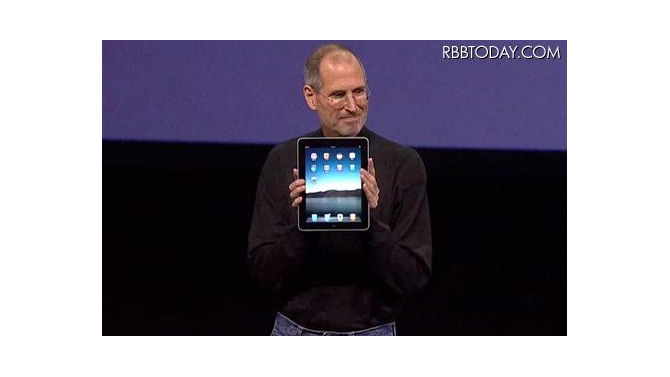 iPadを発表するスティーブ・ジョブズ
