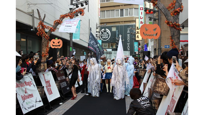 「サイコブレイク × 土屋アンナ」ハロウィンイベント、仮装パレードやミニライブで新宿は異様な雰囲気に