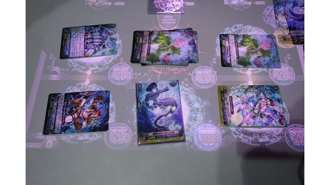 【TGS2015】この近未来感は熱いぞ…TCG『ヴァンガード』をプロジェクションマッピングで遊んでみた