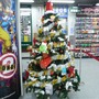 ゲーム売り場にクリスマスツリーが飾られていました