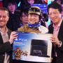 【PS4発売特集】日本購入者第1号はネコミさん ― SCE社長が本体を手渡し