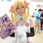 【レポート】「コミケ89」企業ブースのコスプレイヤー写真を一挙130枚！胸元の空いたコスプレイヤーも