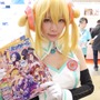 【レポート】「コミケ89」企業ブースのコスプレイヤー写真を一挙130枚！胸元の空いたコスプレイヤーも