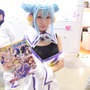 【レポート】「コミケ89」企業ブースのコスプレイヤー写真を一挙130枚！胸元の空いたコスプレイヤーも