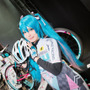 【コスプレ】「ワンフェス2019冬」初音ミクに扮したコンパニオンさんに注目！ GSRコーナー【写真34枚】