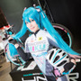 【コスプレ】「ワンフェス2019冬」初音ミクに扮したコンパニオンさんに注目！ GSRコーナー【写真34枚】