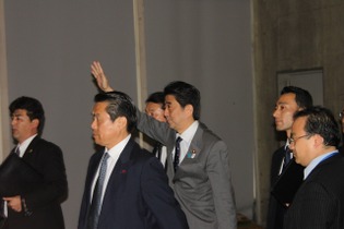 【ニコニコ超会議2】安倍晋三首相が来場「ネットの力で返り咲けた、まだまだ戦い抜く」 画像