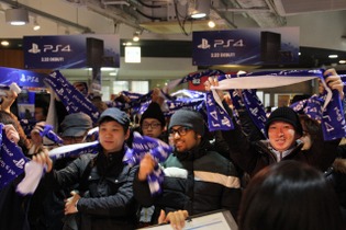 【PS4発売特集】たくさんの笑顔がここに集まりました　― 渋谷量販店でも7時から販売スタート！70人のユーザーが全員でカウントダウン 画像