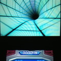 バーチャル世界のトンネル内を、高速で駆け抜けるのがゲームの目的になります。