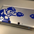 3DS LL用カバー。8bitのロックマンを大胆にあしらったクールなデザイン