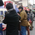 【PS4発売特集】ビックカメラ有楽町店では厳しい寒さの中40名前後の列、河野プレジデントも視察