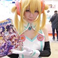 【レポート】「コミケ89」企業ブースのコスプレイヤー写真を一挙130枚！胸元の空いたコスプレイヤーも