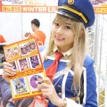 【レポート】「コミケ89」企業ブースのコスプレイヤー写真を一挙130枚！胸元の空いたコスプレイヤーも