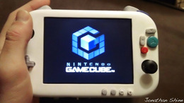 かっこいいミュージックビデオまで用意された自作携帯型ゲームキューブ!