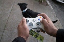 まるでお散歩ゲームをプレイしているみたい？古いXbox 360コントローラーで犬の巻き取り式リードを製作