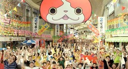 いやいや、まさかね…『妖怪ウォッチ2』1000人で「ようかい体操第一」を踊ったTVCMに「赤Tシャツ」さんらしき人物が