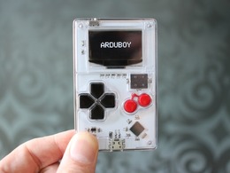 超小型ゲーム機「Arduboy」資金調達に成功…8bitシンセサイザー、ドローン操作、名刺機能も