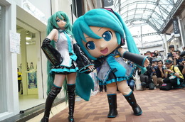 【マチ★アソビ15セガ「初音ミク」ステージに“アイマスの父・ガミP”が乱入してアリーナァ!!ミクダヨーとミクナノーも久しぶりに登場
