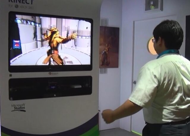 『Kinect スター・ウォーズ』プレイ中はこんな感じです