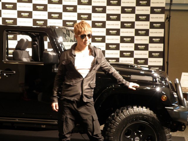 実際に展示されていたジープのモデルカーとGackt氏