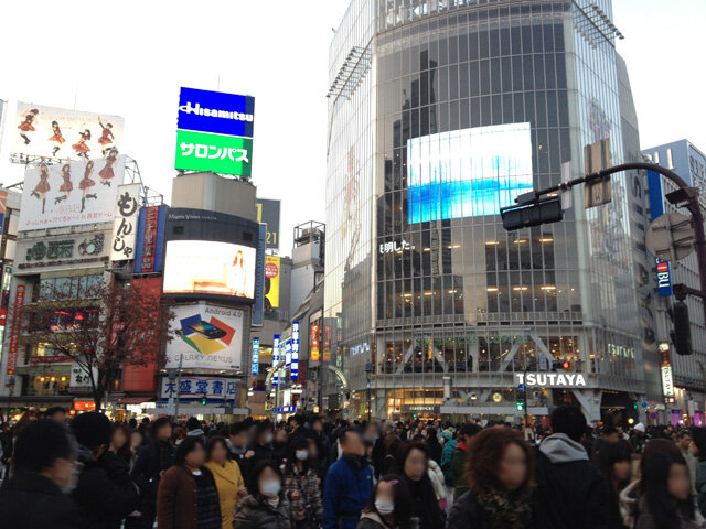 渋谷スクランブル交差点。これだけの人が行き交うのに！