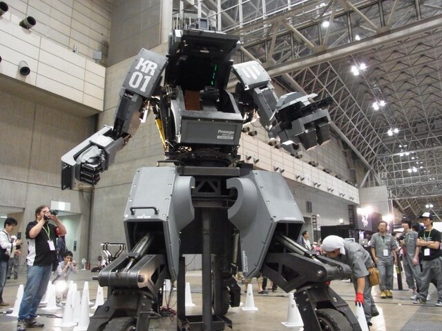 【ワンフェス2012夏】搭乗可能な巨大ロボット「クラタス」、幕張メッセに立つ！