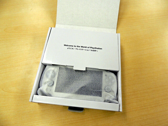 PS Vitaの新色「アイス・シルバー」を買ってきた ― 早速編集部で開封の儀 | Game*Spark - 国内・海外ゲーム情報サイト