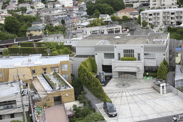 屋上からは本社ビルが見えます