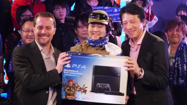 【PS4発売特集】日本購入者第1号はネコミさん ― SCE社長が本体を手渡し