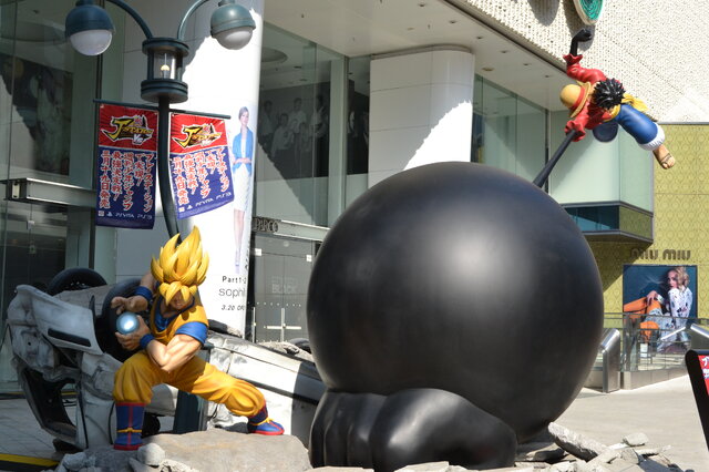 Huge figure which reproduced the powerful scene of "J Stars Victory vs." Goku vs Luffy appeared in Shibuya PARCO Koen-dori Square