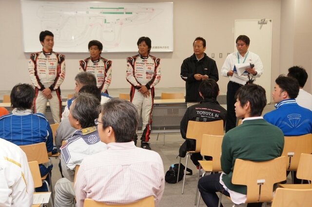プロドライバーを講師に迎えた「GAZOO Racing スポーツドライビングレッスン」写真左から、蒲生尚弥選手、井口卓人選手、影山正彦氏、関谷正徳氏