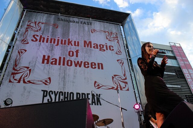 「サイコブレイク × 土屋アンナ」ハロウィンイベント、仮装パレードやミニライブで新宿は異様な雰囲気に