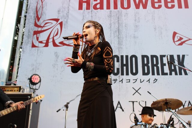 「サイコブレイク × 土屋アンナ」ハロウィンイベント、仮装パレードやミニライブで新宿は異様な雰囲気に