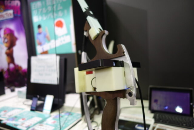 【TGS2015】“本物の弓”にプロジェクターがくっ付いているARシューティング『Shadow Shooter』がユニーク