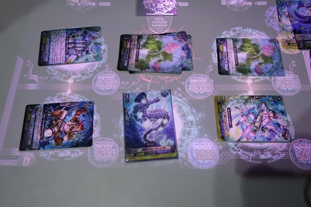 【TGS2015】この近未来感は熱いぞ…TCG『ヴァンガード』をプロジェクションマッピングで遊んでみた