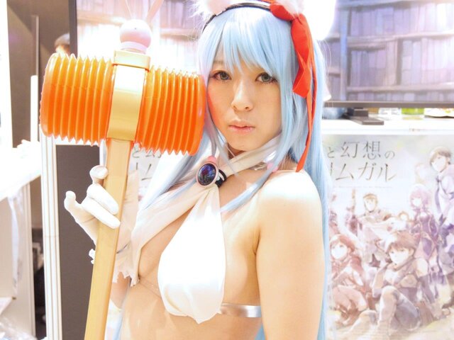 【レポート】「コミケ89」企業ブースのコスプレイヤー写真を一挙130枚！胸元の空いたコスプレイヤーも