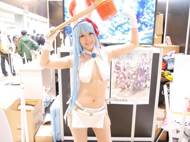 【レポート】「コミケ89」企業ブースのコスプレイヤー写真を一挙130枚！胸元の空いたコスプレイヤーも