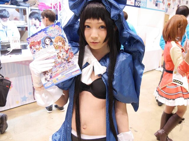 【レポート】「コミケ89」企業ブースのコスプレイヤー写真を一挙130枚！胸元の空いたコスプレイヤーも