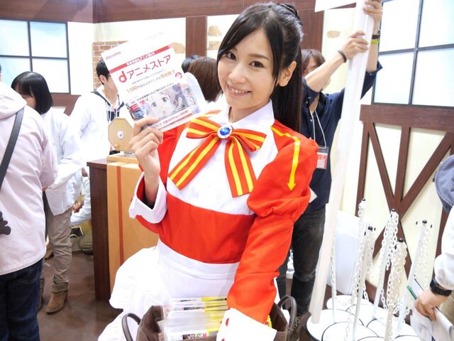 【レポート】「コミケ89」企業ブースのコスプレイヤー写真を一挙130枚！胸元の空いたコスプレイヤーも