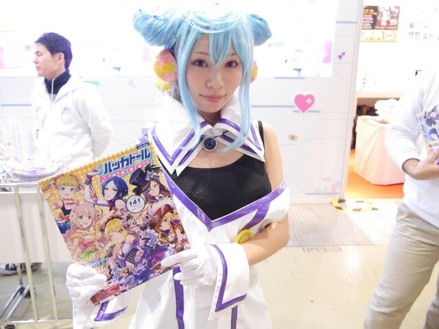 【レポート】「コミケ89」企業ブースのコスプレイヤー写真を一挙130枚！胸元の空いたコスプレイヤーも