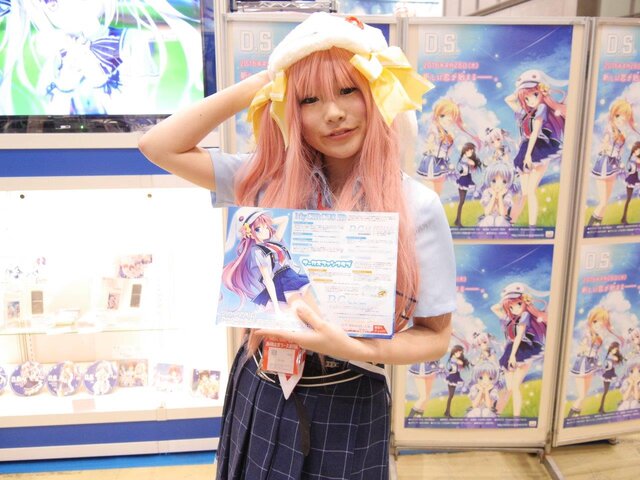 【レポート】「コミケ89」企業ブースのコスプレイヤー写真を一挙130枚！胸元の空いたコスプレイヤーも