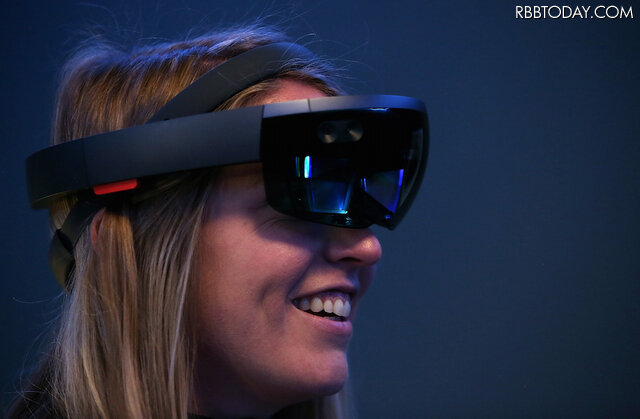 Microsoftのヘッドマウントディスプレイ「HoloLens」（c）Getty Images