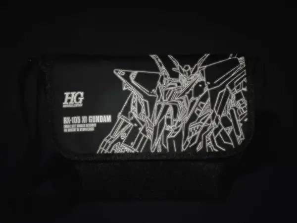 Ξガンダム」が光を反射して輝く！メッセンジャーバッグが、「smart
