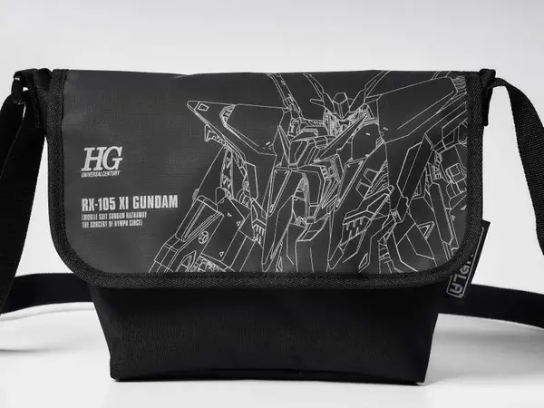 Ξガンダム」が光を反射して輝く！メッセンジャーバッグが、メンズ