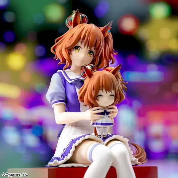 マーちゃん人形を抱えて座る姿が可愛い！『ウマ娘』より「アストン